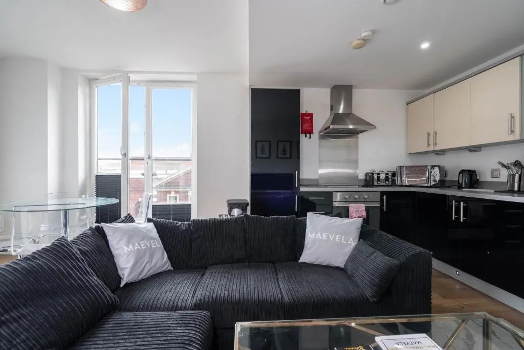 MAEVELA Apartments - Modern 2 Bedroom Apartment - Chinatown, Arcadian, City Centre - Large Juliet Balcony Windows - PS4 & Smart TV's