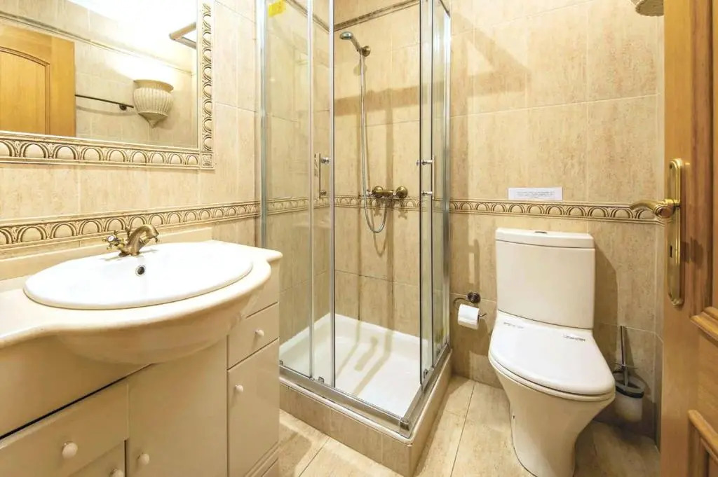 A stylish villa with a private pool, short drive from the centre, free AC Wifi
