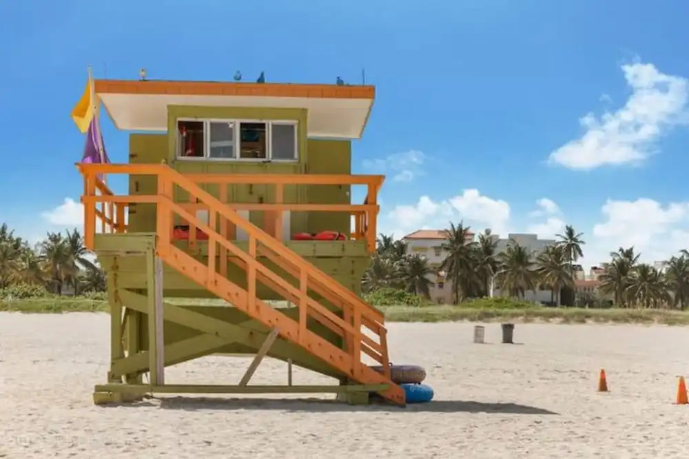 3 Room Beachfront Art Deco 4 Queen 6 Single Beds