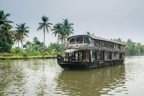 Oyo 24925 New Dream Sharing Houseboat