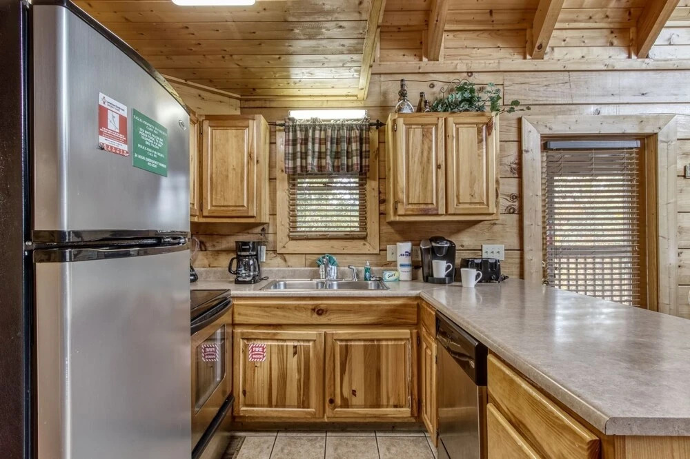 ERN819 - Mountain Majesty - Great Location! Close to All the Action! cabin