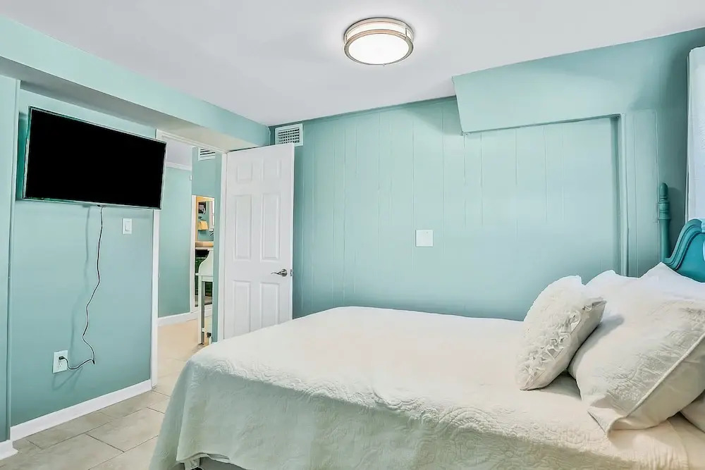 Home 1 Block From 2 Beaches W/private Pool, High-speed Wifi & Central AC