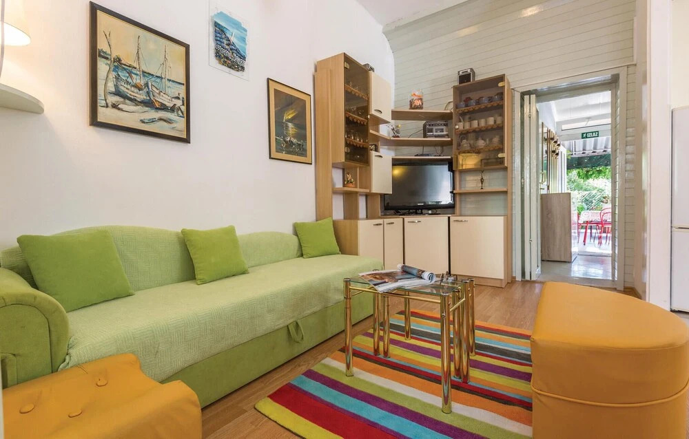 Nice Home in Makarska With Wifi and 2 Bedrooms