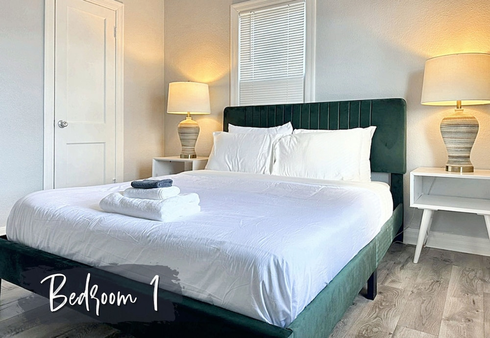 Vintage Vibes Modern Comfort 2BR for 6 Guests