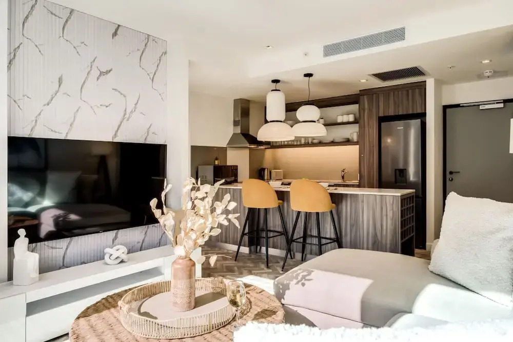 Contemporary Comfort at City Suite 905