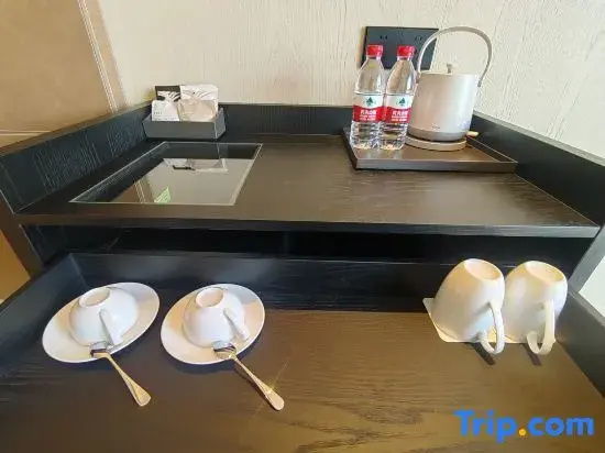 MEHOOD LESTIE Hotel (Yantai Zhifu Station Red Star Macalline Central Park)