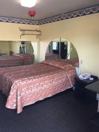 Deluxe Inn Motel
