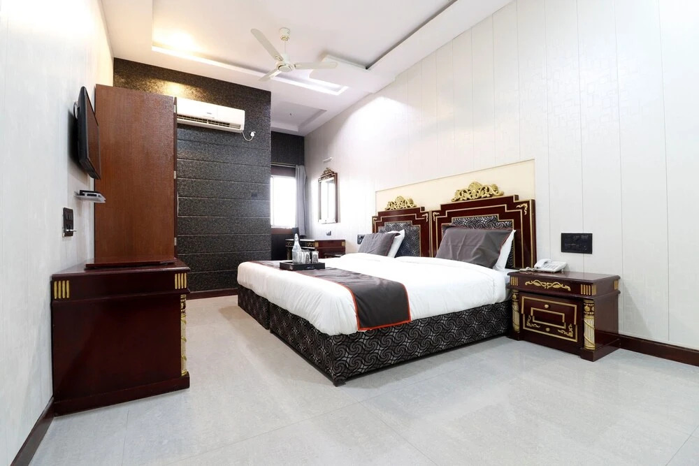 Collection O 45418 Hotel Rahul Palace