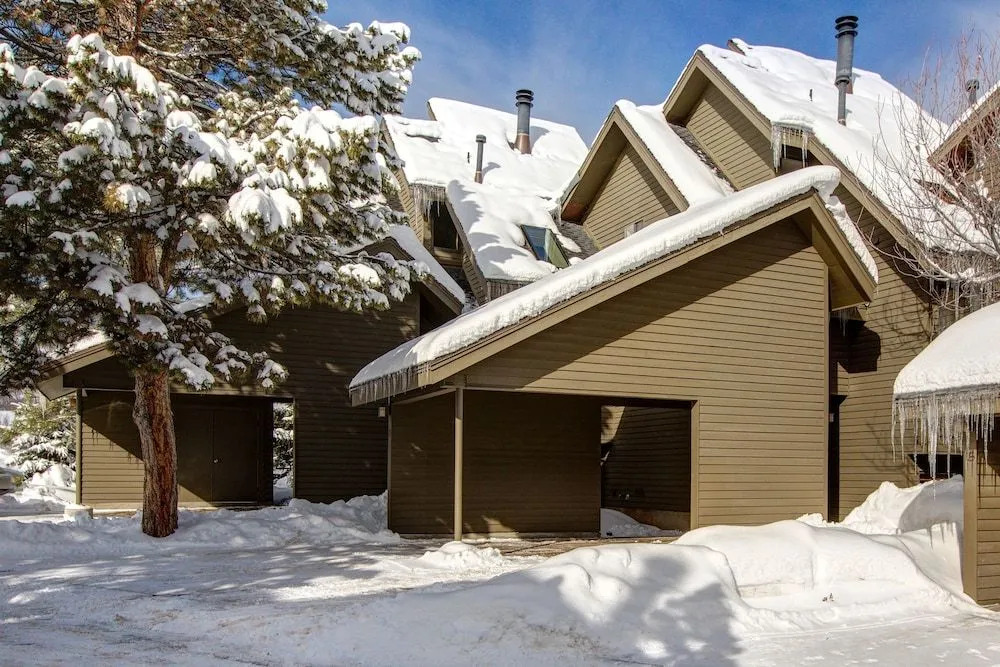 4BR 4BA Rustic Mountain Condo Park City by RedAwning