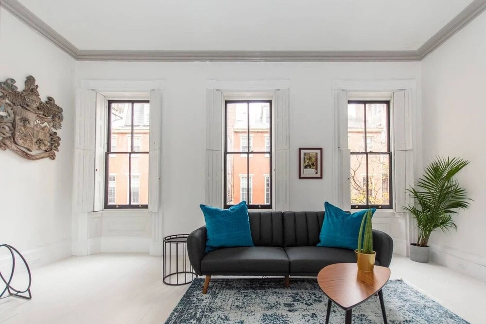 Rittenhouse Gem - One Bedroom w Patio and Parking