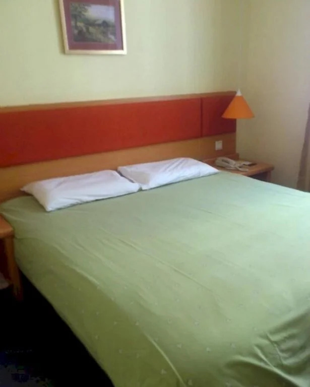 Home Inn (Shenzhen Dongmen Pedestrian Street Shaibu Metro Station)