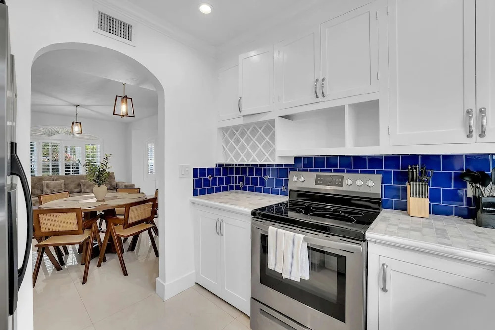 Spacious Stylish 2BR Retreat Near Victoria Park
