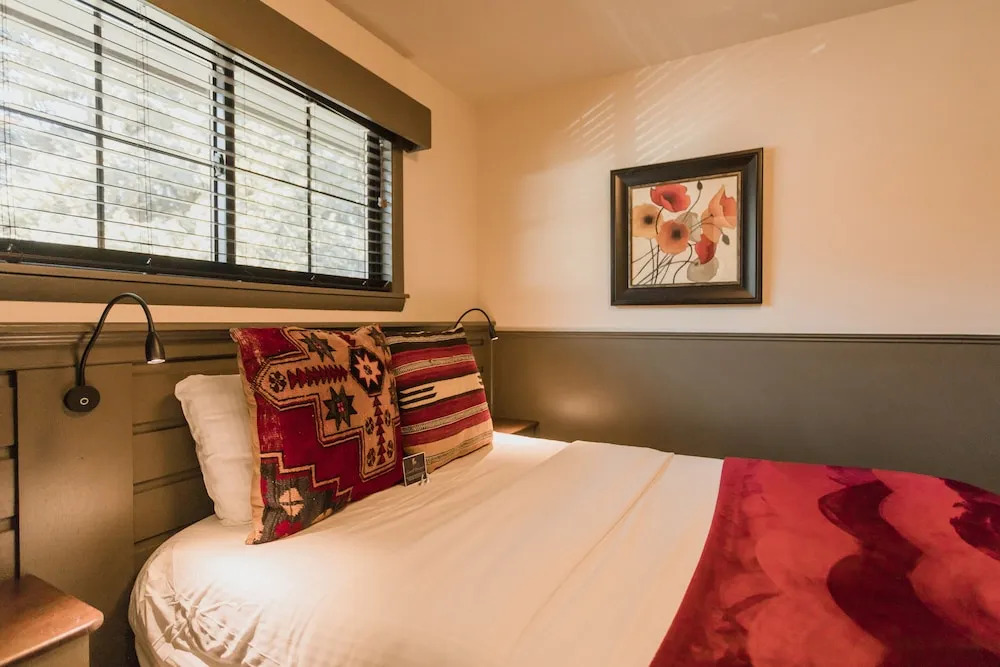 Highland Haven Creekside Inn