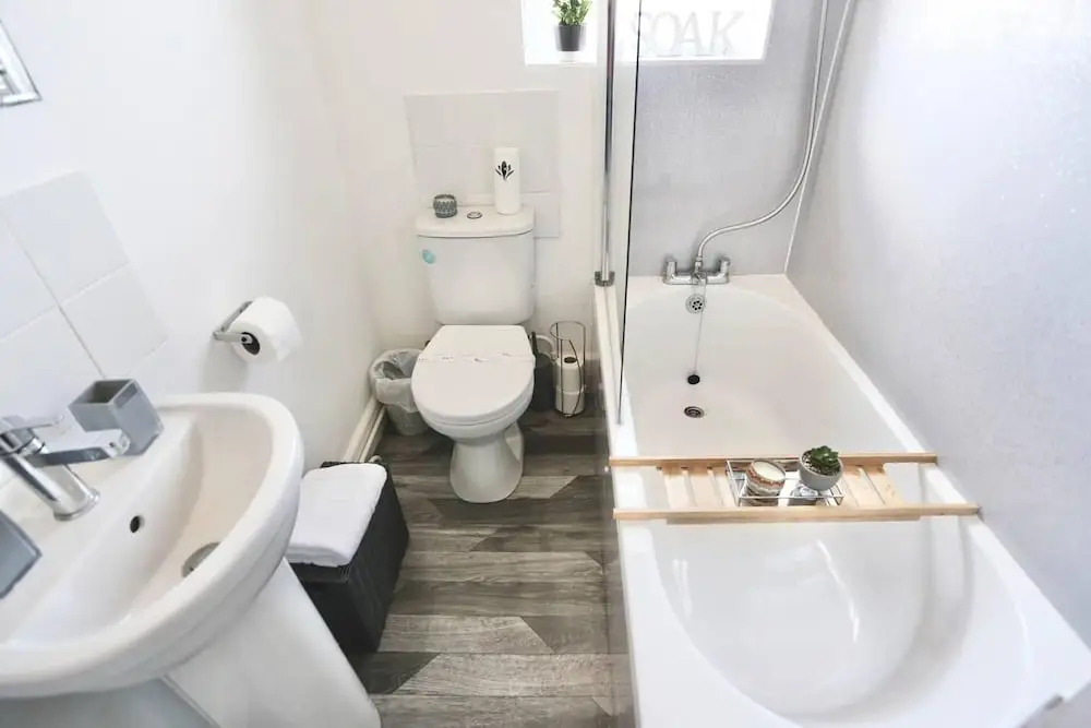 Charming 2-bed Home in Blackpool-central w Parking