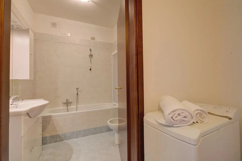 John's House-Lakeview & shared pool