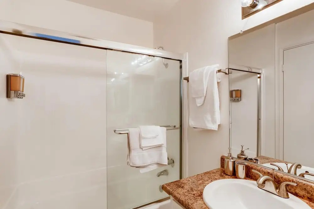 Private Entrance - 2BR Next To Ritz Carlton - Walk Down to Ocean! (MB1)