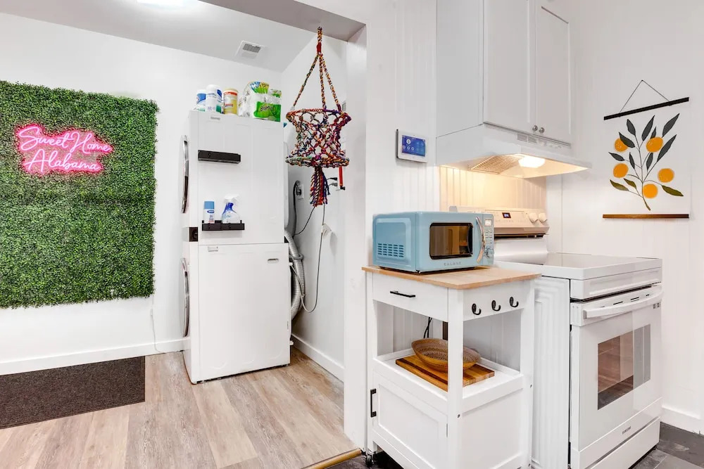Lovely Mobile Home w/ Smart TV: 2 Mi to Downtown!