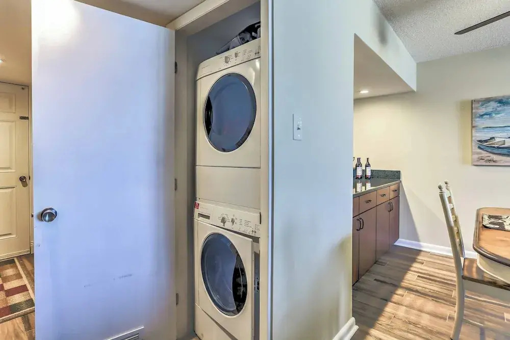 Chic Myrtle Beach Seaside Escape w/ Pool Access!