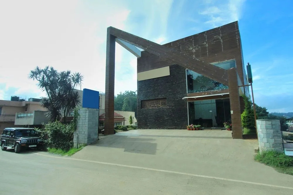 OYO 24825 Hotel Sholas Residency