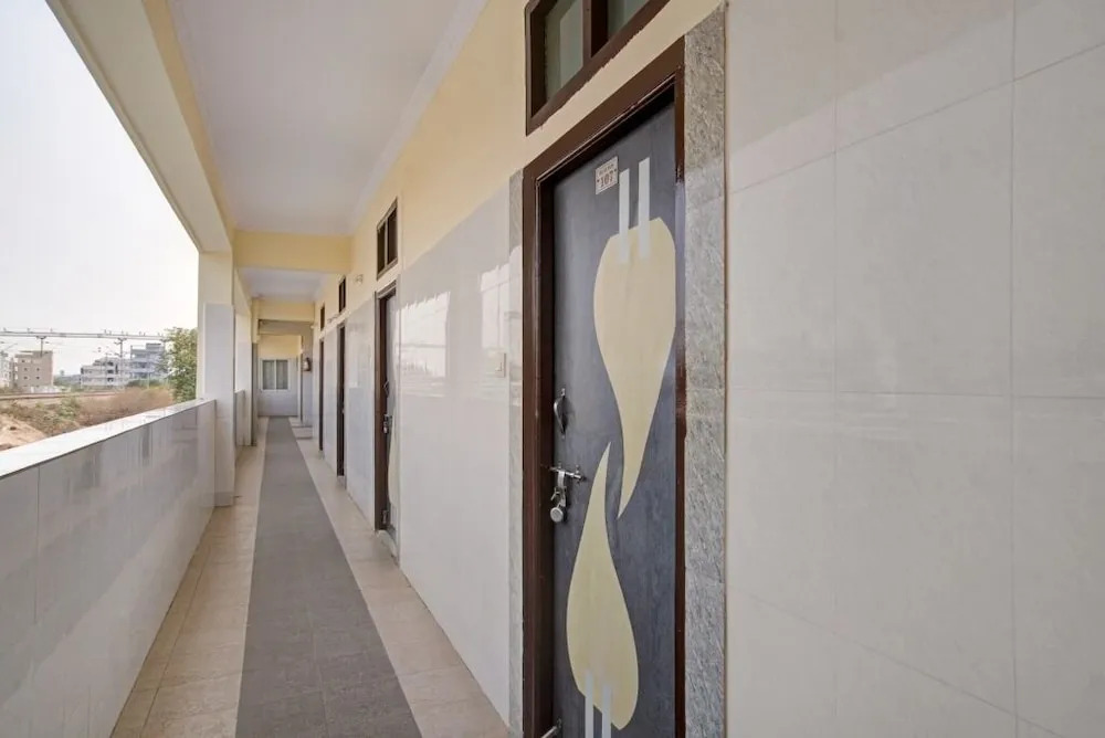 iROOMZ Hotel Sweekar Suites