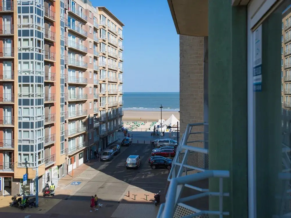 Apartment Near Zeedijk With Sea View