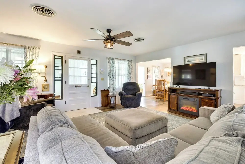 Walk to Lakes! Tropical Escape in Mount Dora