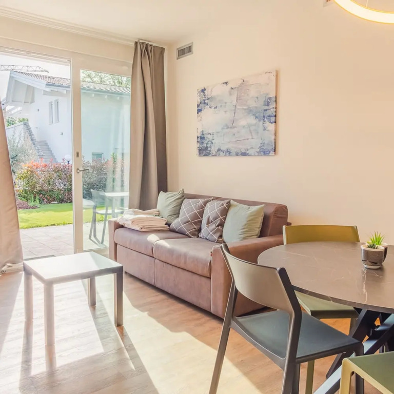 HOST4U - Garda Lake Lido Apartments With Pool, Garden and Private Parking in Garage