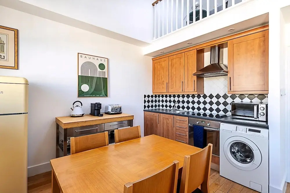 Stylish Chelsea Flat With Luxe Comfort Charm