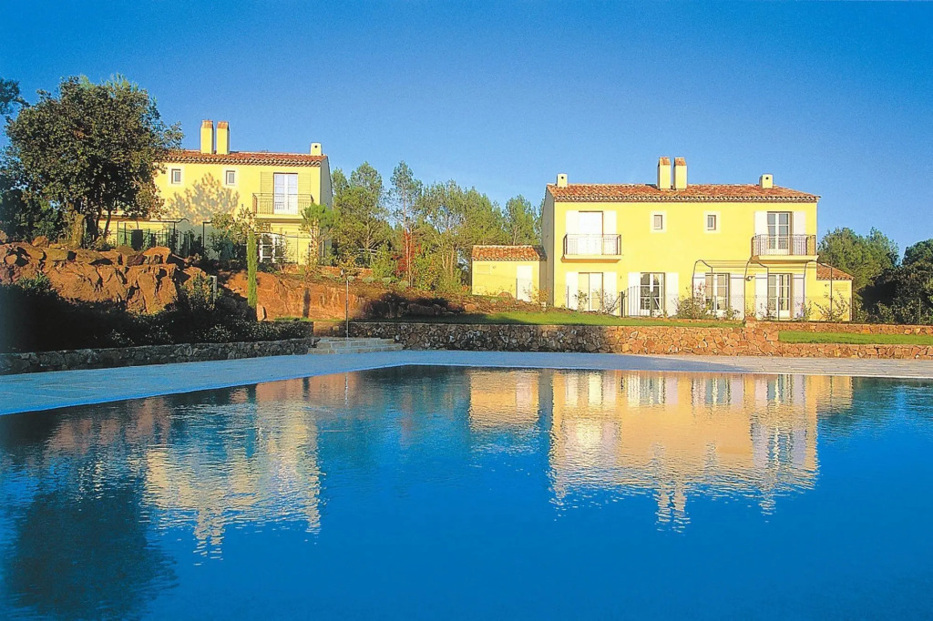 Terraced house in Domaine de Saint-Endréol with golf, SPA and communal pool