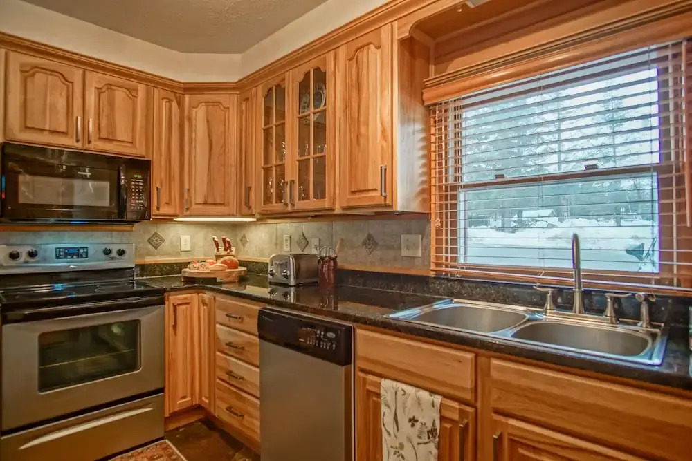 Whistlepunk #11: 2 Bedroom, 2 Bath: Wood Fireplace.central Location