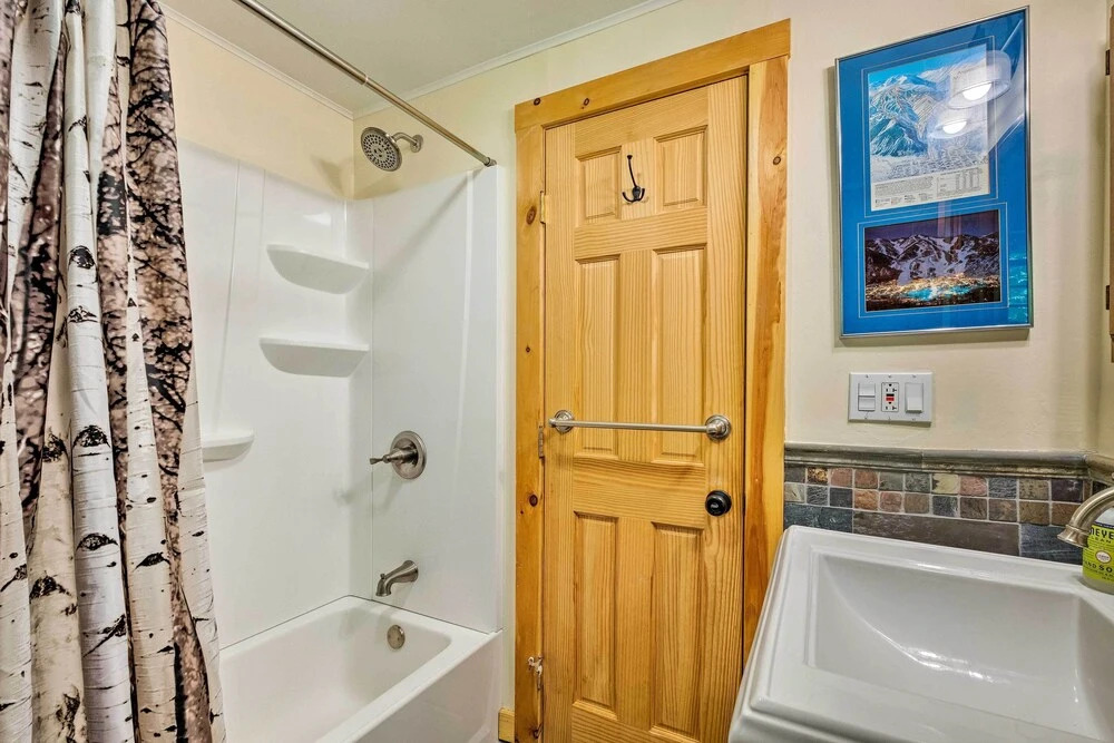 Private Wooded Cabin: 7 Mi to Mount Snow!