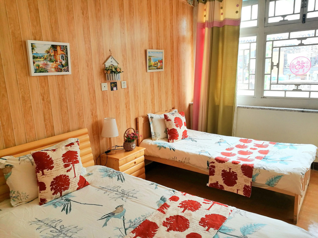 Beijing Badaling Great Wall Caos Courtyard guesthousel 1Private english tour guide 2Pick up&Drof off &landmark visiting serivice3Very near to Badaling Great Wall4Offer free beijing travel guide5Traditonal Chinese courtyard