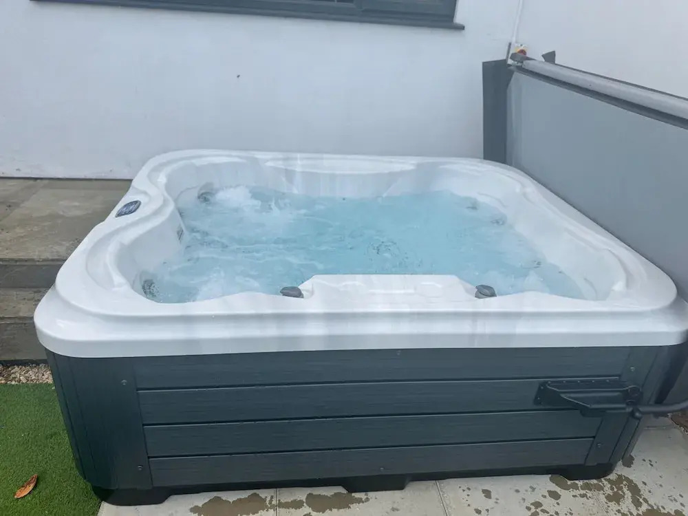 Pet-Friendly - 2 Bedrooms Bungalow hot tub parking