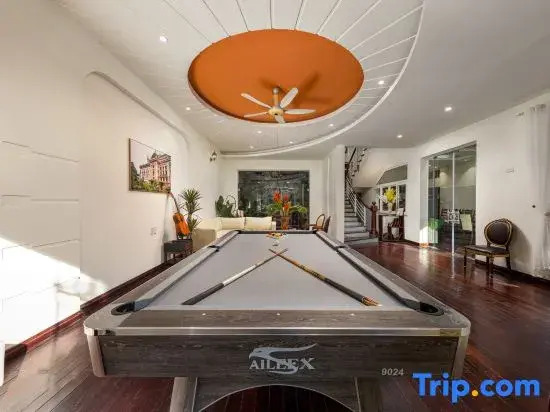 1000m2 Private Villa 32 An Duong Tay Ho