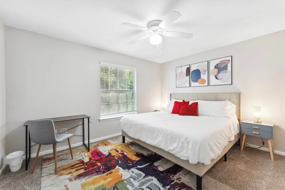 Spacious 2BR King Suites w Pool, Gym, Laundry - Close to Downtown