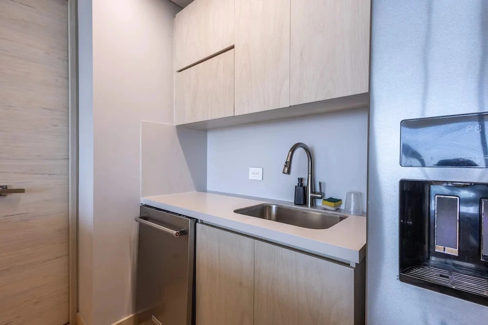 Luxe 2-br Ocean-view Apartment With Pool Gym Spa