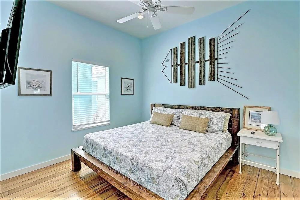 Mary Lou's Hideout 2 Bedroom Bungalow by Redawning