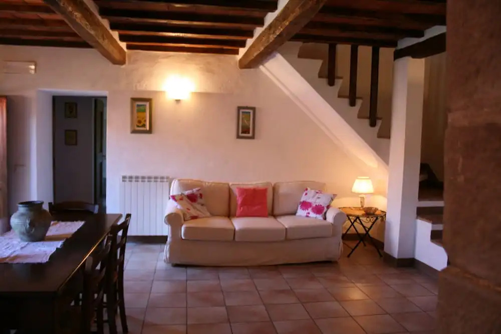 Stunning private villa with private pool, WIFI, TV, pets allowed and parking, close to Cortona