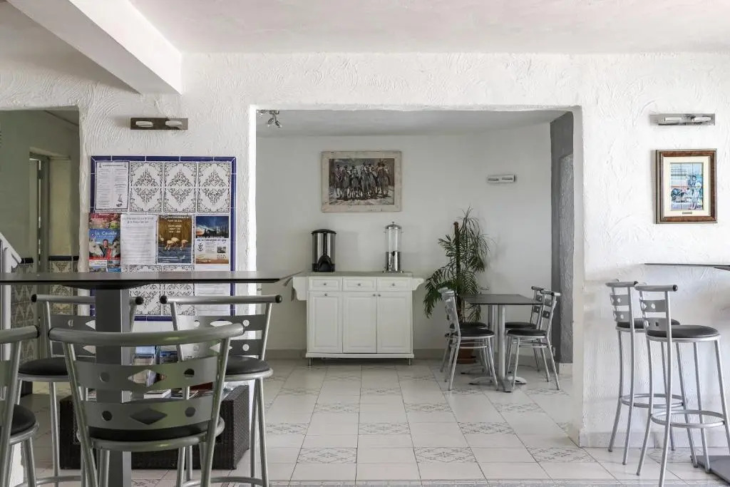 Hotel Les Palmiers En Camargue