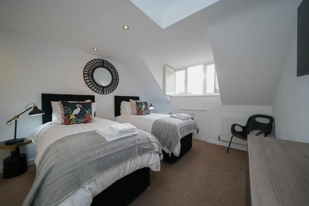 Castle Townhouse Kenilworth - Private Parking - 24 Hr Gym Access - Town Centre