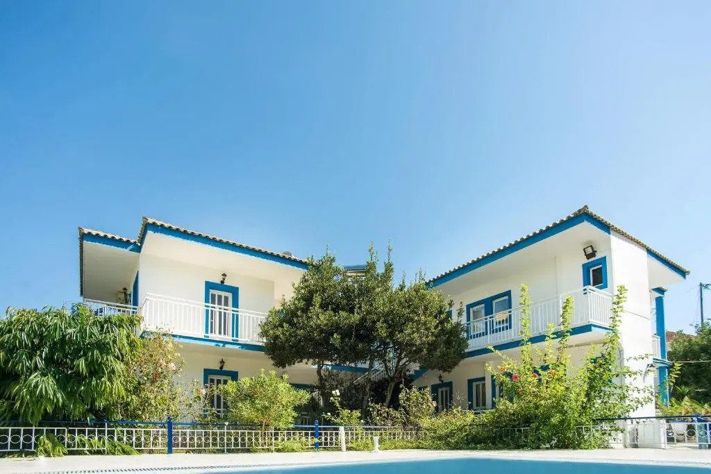 Blue White Apartments - Kefallonia Poolside Retreats