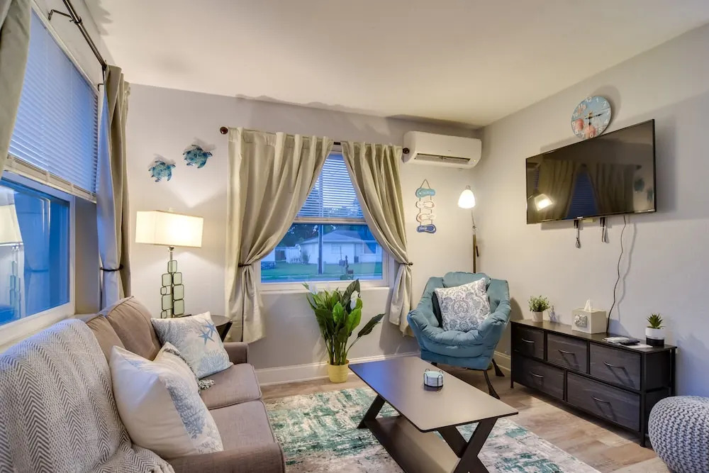 Largo Vacation Rental: 5 Mi to Clearwater Beach!