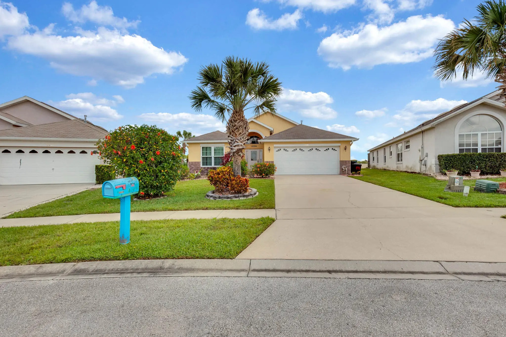 IC2539OL - 4 beds pool home - Water view