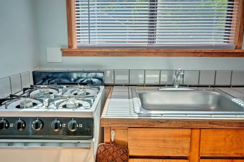 Warm & Inviting Ashland Cottage < Half-mile to SOU