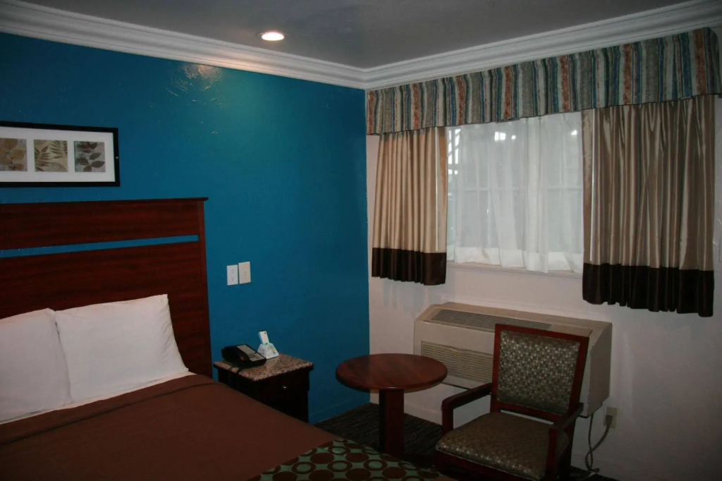 Civic Center Lodge / Lake Merritt BART