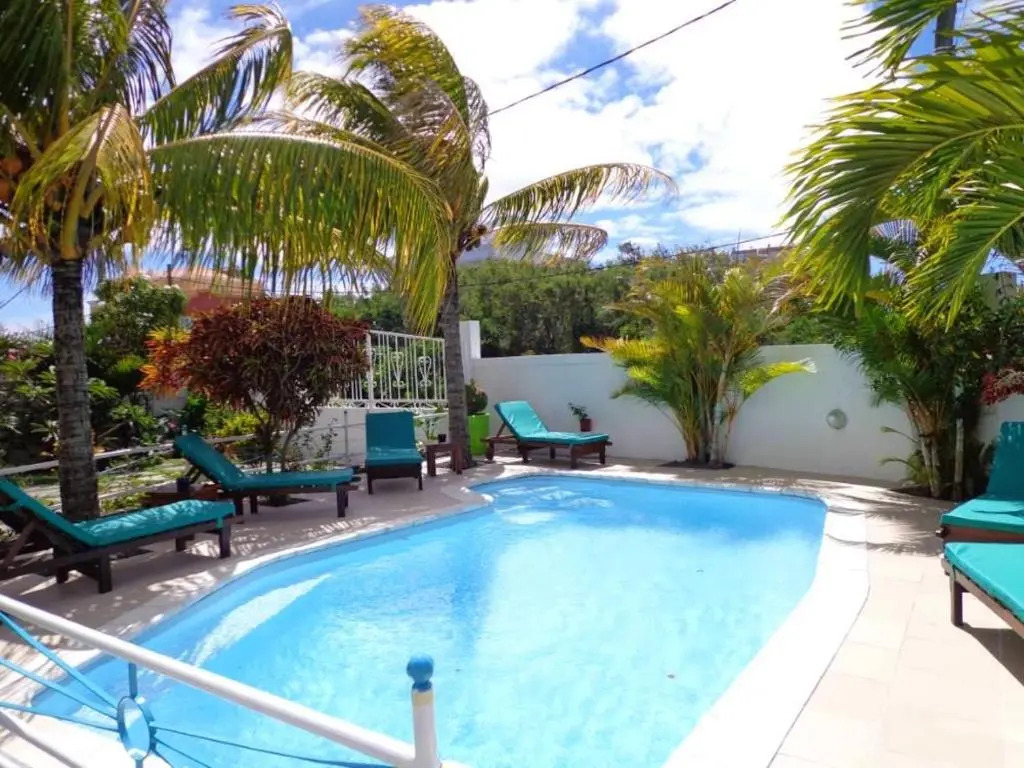 2 bedrooms appartement at Grand Baie 300 m away from the beach with private pool enclosed garden and wifi