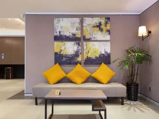 Homeinn Plus Hotel (Danyang Glasses Industrial Park Railway Station)