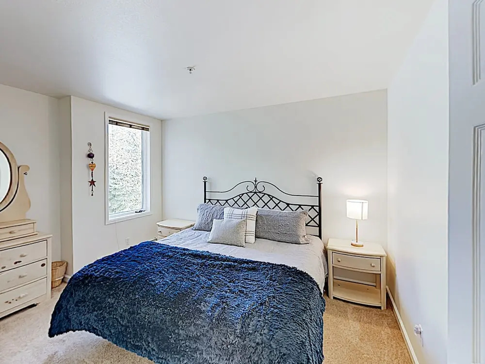 New Listing! Ski W/ Pool & Spa, Near Lifts 3 Bedroom Condo