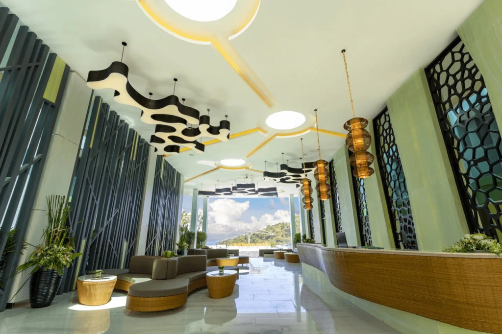 Crest Resort & Pool Villas