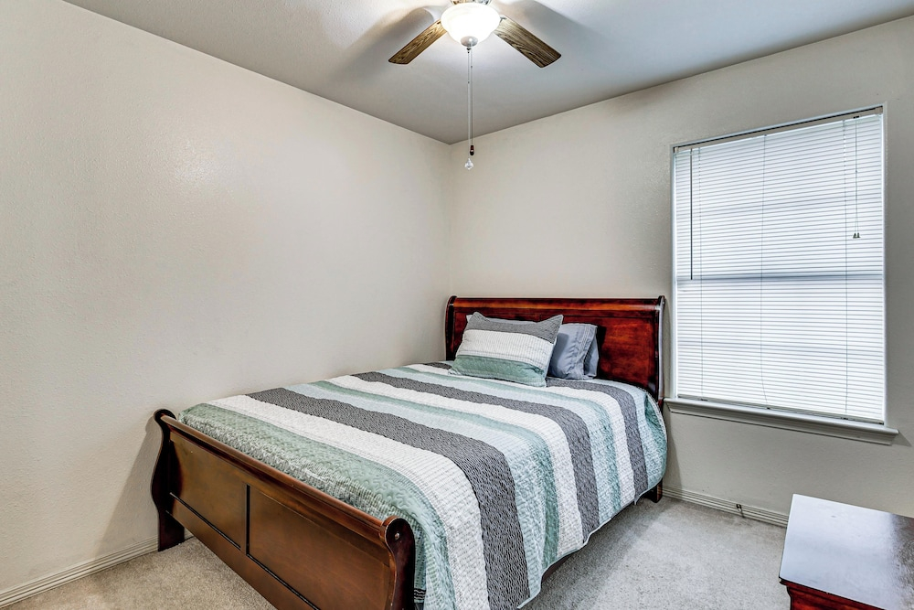 Hot Tub! Dog-friendly Gem 6 Mi to Dtwn Brownsville